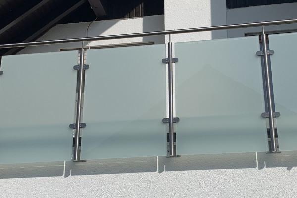 Balkongeländer aus Edelstahl mit Glas