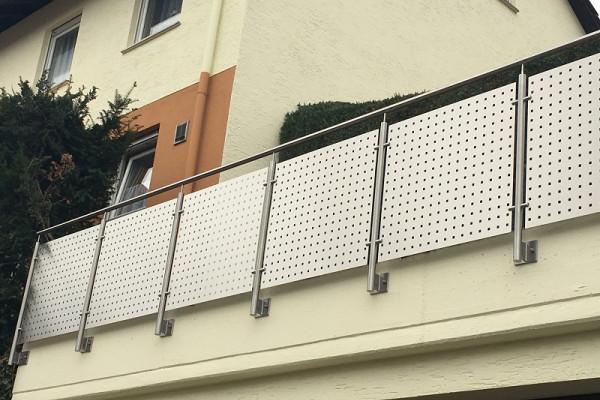 Absturzsicherung mit Lochblechfüllung