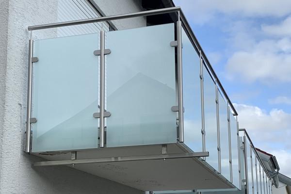 Balkongeländer mit Glas