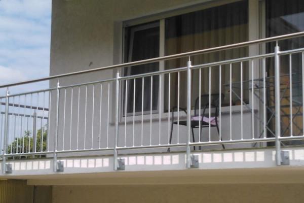 Balkongeländer mit Edelstahlhandlauf