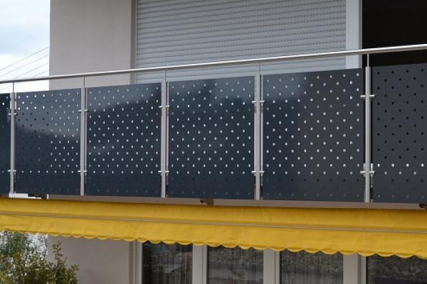 Balkongeländer mit Lochblechfüllung