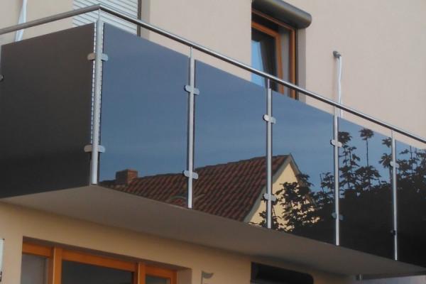 Balkongeländer mit braunem Glas