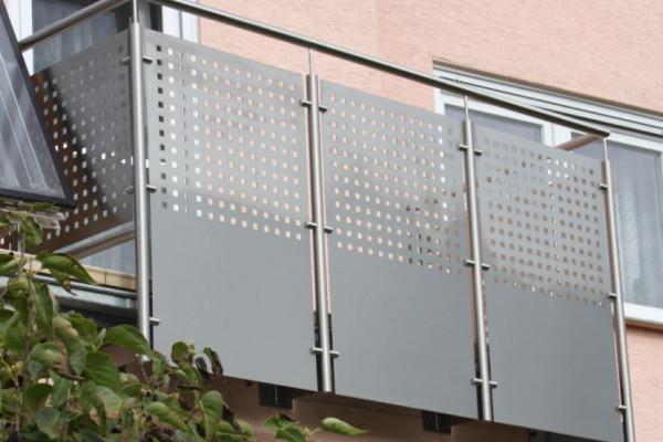 Balkongeländer mit Lochblechfüllung