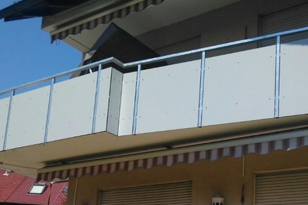 Balkongeländer aus Stahl mit Trespafüllung