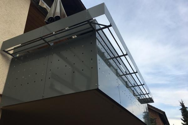 Balkongeländerfüllung aus Blech pulverbeschichtet