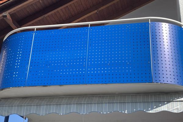 Individuelles Lochblech in blau