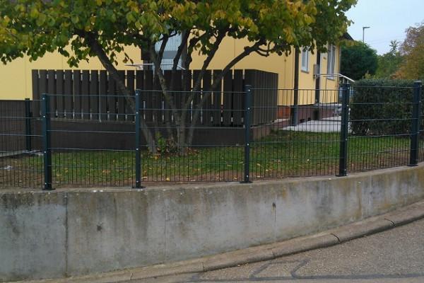 Zaun aus Doppelstabmatten in grün