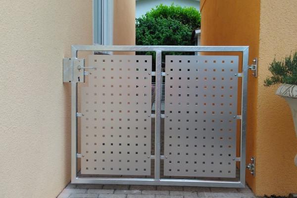 Tür mit Lochblechfüllung