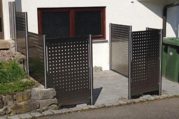 Müllplatz in Edelstahl mit Lochblech