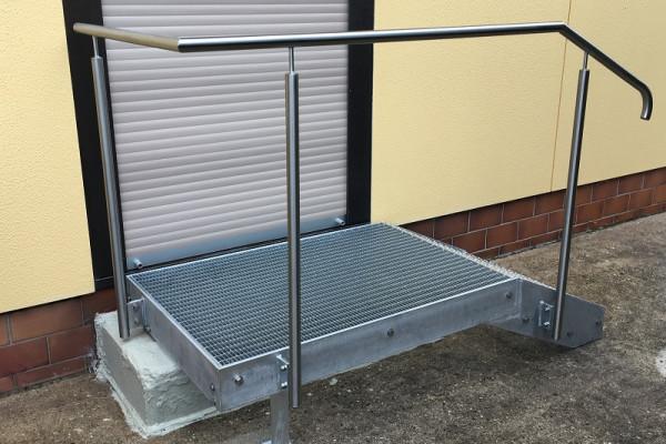 Podest mit Handlauf und Stufen