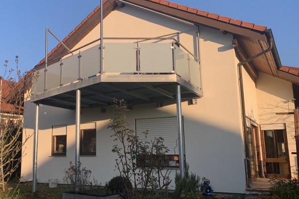 Stahlbalkon mit Edelstahlgeländer