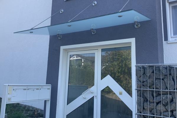 Vordach aus Glas mit Edelstahlhaltern