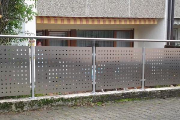 Zaun mit Lochblechfüllung