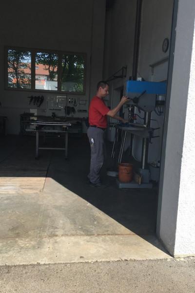 Arbeiten an der Ständerbohrmaschine