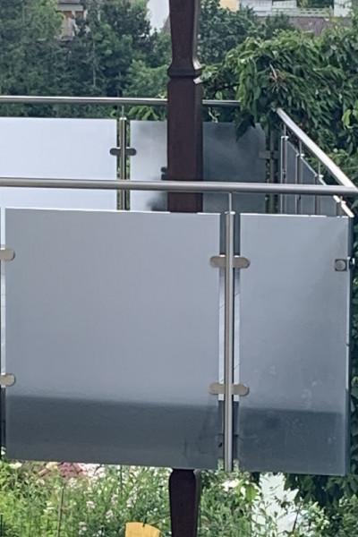 Balkongeländer mit grauem Glas