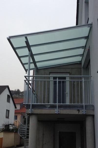 Balkongeländer mit Glasüberdachung