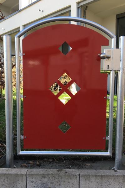 Gartentor mit auffälliger Füllung