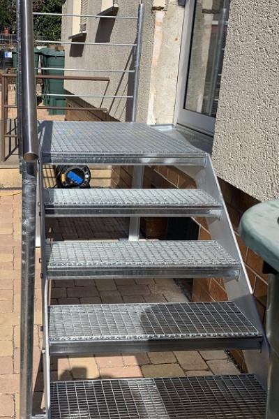 Podest mit Geländer und Treppe