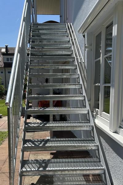 Stahltreppe mit Stahlgeländer und Gitterroststufen