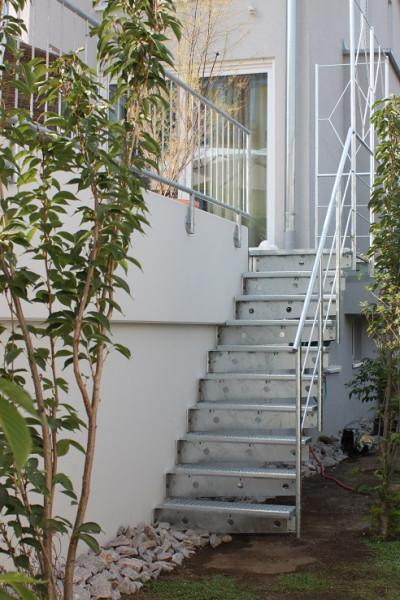 Stahltreppe mit Rankgitter