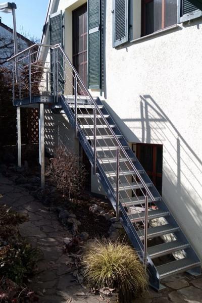 Treppe mit Podest und Edelstahlgeländer