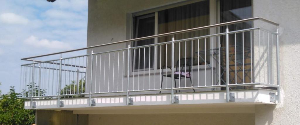 Balkongeländer mit Edelstahlhandlauf