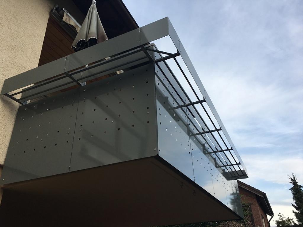 Balkongeländerfüllung aus Blech pulverbeschichtet