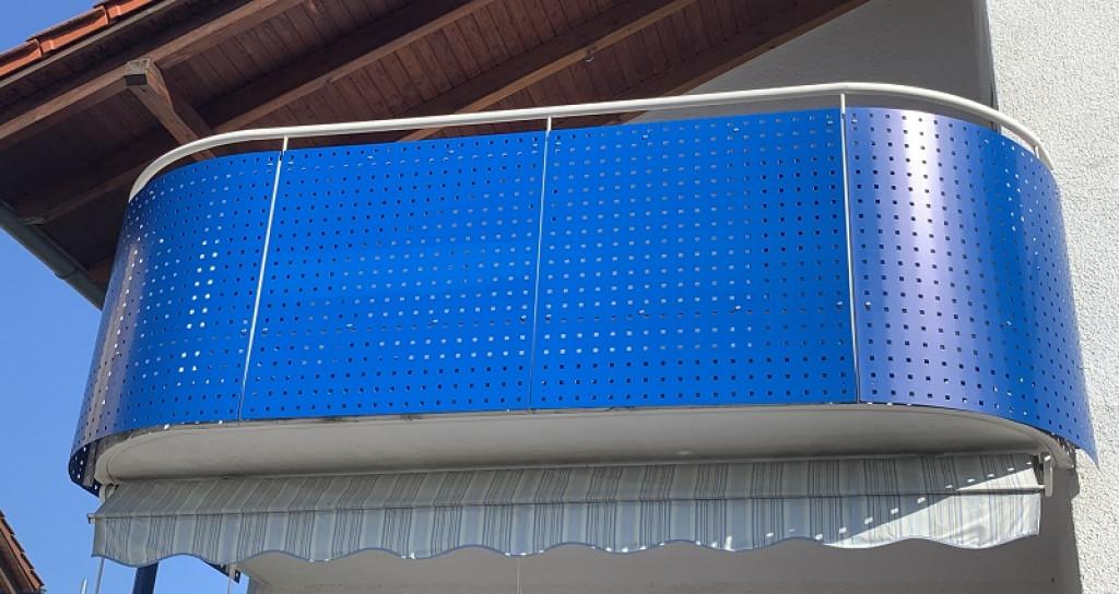 Individuelles Lochblech in blau