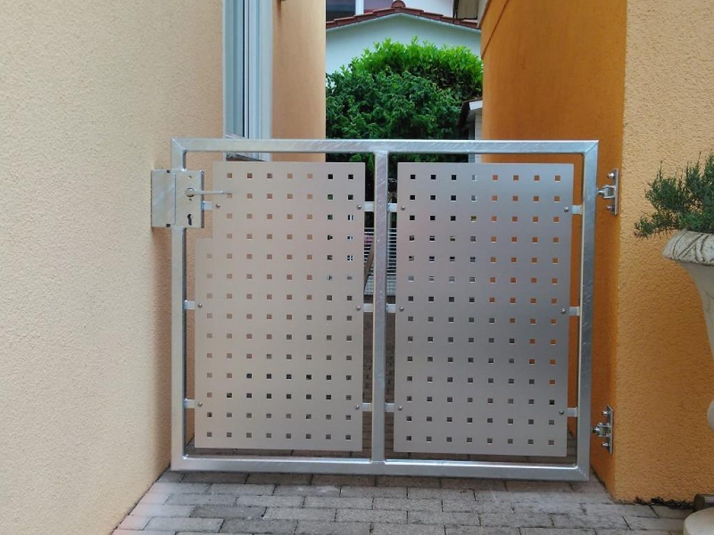 Tür mit Lochblechfüllung