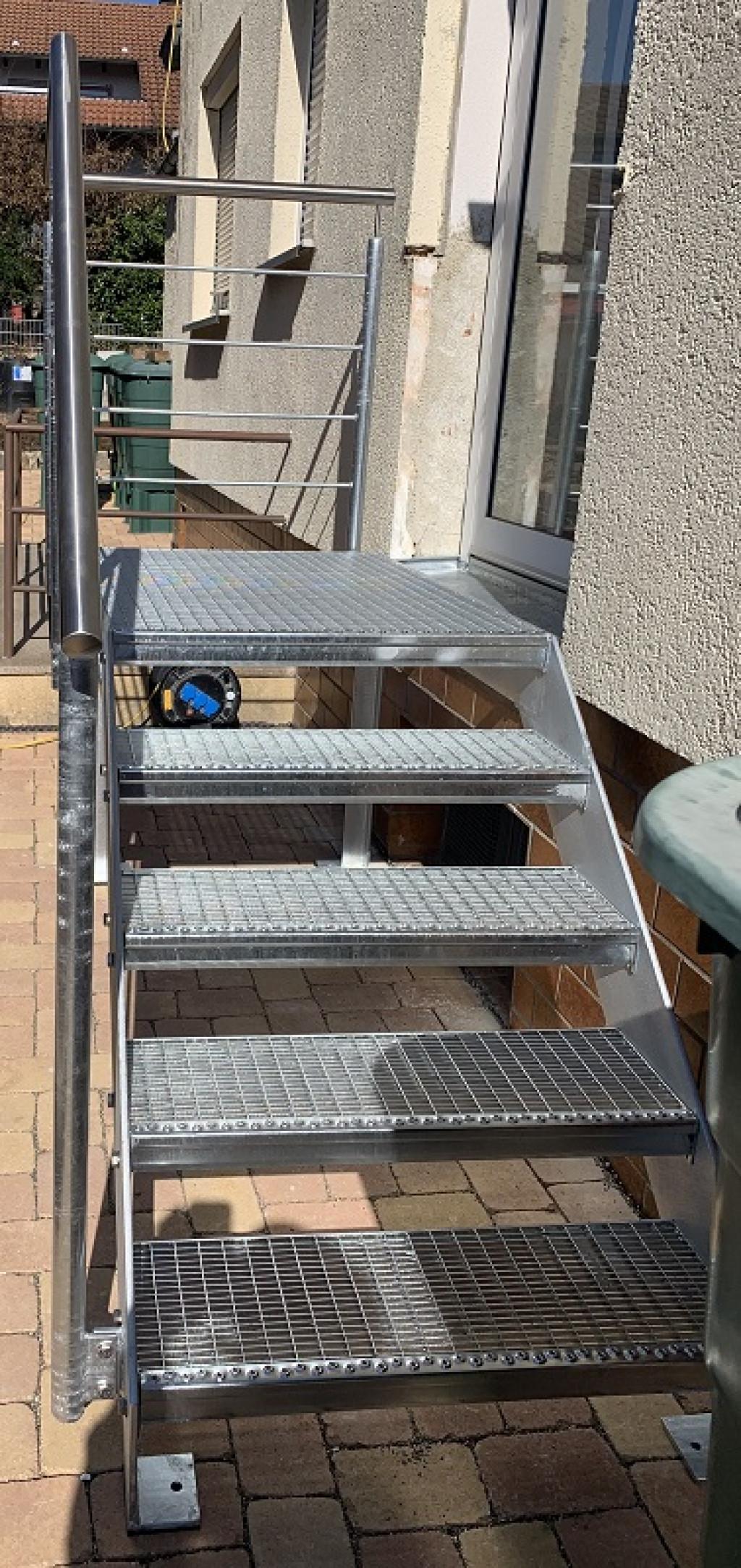 Podest mit Geländer und Treppe