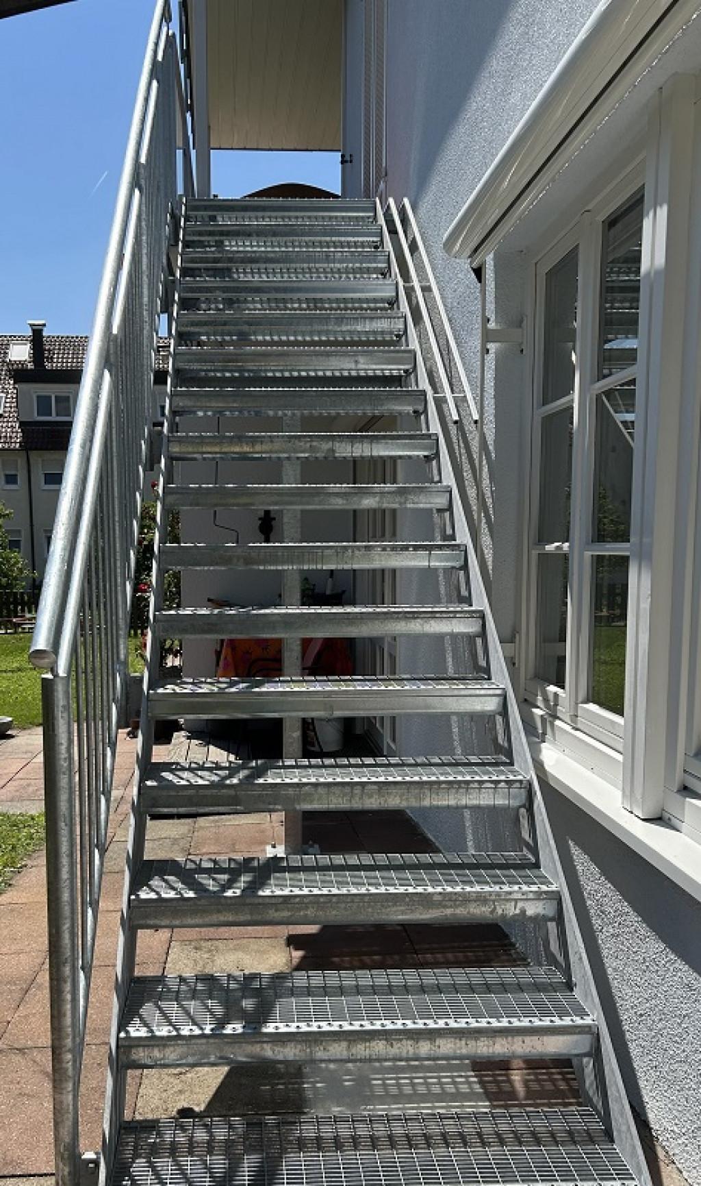 Stahltreppe mit Stahlgeländer und Gitterroststufen