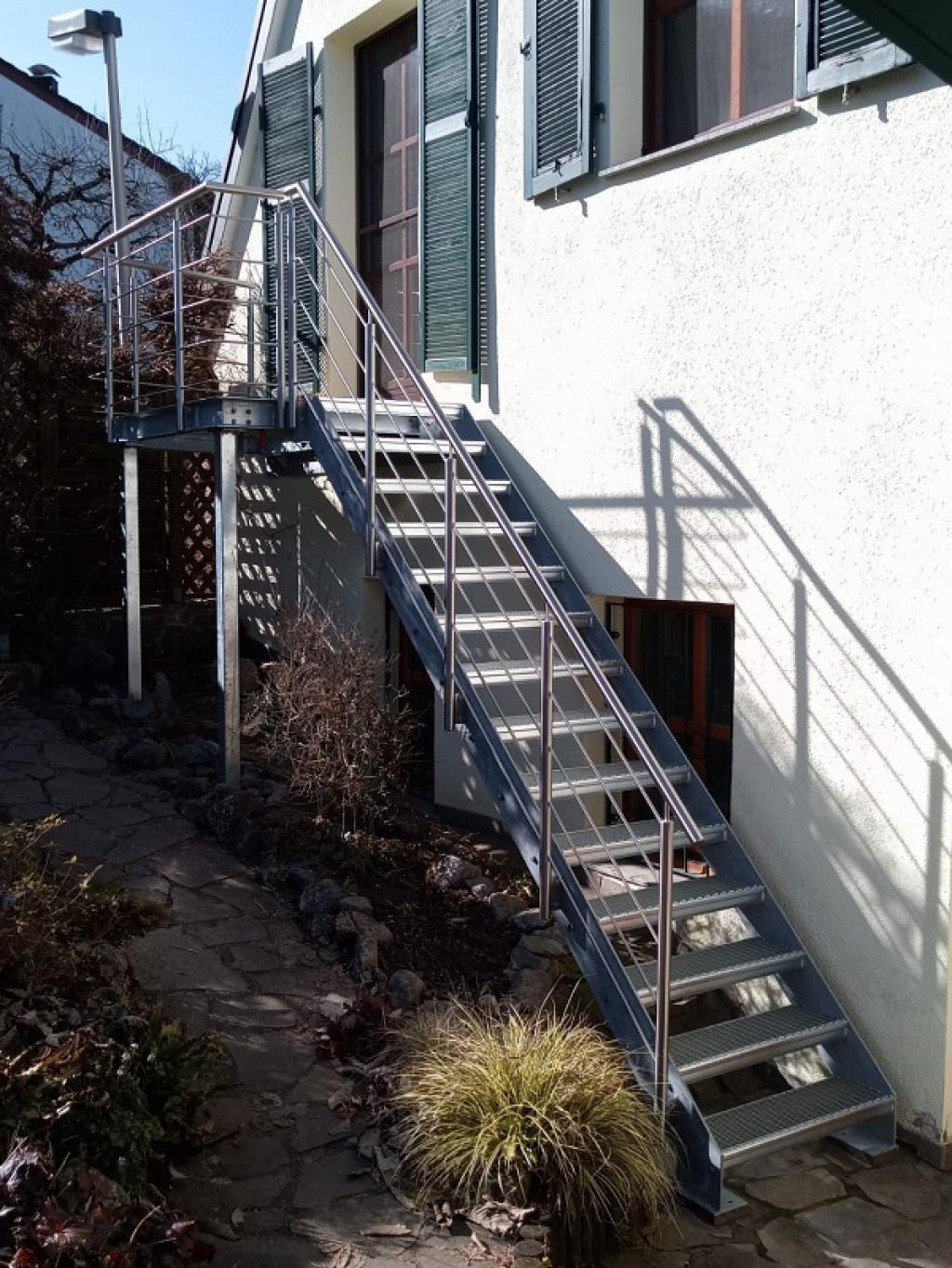 Treppe mit Podest und Edelstahlgeländer