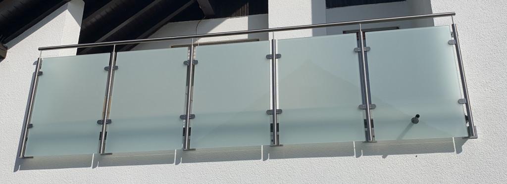 Balkongeländer aus Edelstahl mit Glas